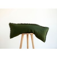 Dunkelgrünes Leinen Lendenkissen 14x36 Fransen Kissen von pillowlink