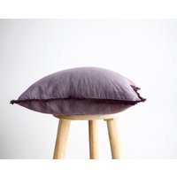 Lila Leinen Kissenbezug Handgefertigtes Kissen Mit Kontrastrand von pillowlink