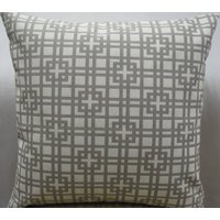 Moderne Dekorative Kissenhülle in 20"x20" Ikat Muster Zinn Und Weißer Farbe, Poly-Baumwollstoff, Wunderschönes Kissen von pillowusa