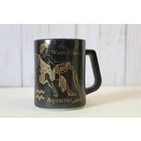 Vintage 1960Er 60Er Aquarius Sternzeichen Horoskop Schwarz Gold Kaffeetasse Federal Milchglas Mcm Neuheit von pinkspaghettivintage