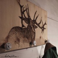 Heiß Auf Zirm . Garderobe von pinocembro