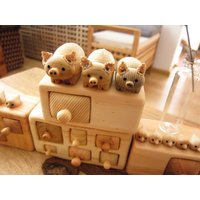 Miniatur Kommode Mit Schweinen, Holzskulptur, Holzkiste, Personalisierte Geschenke, Einzigartige Box, Holzschnitzerei, Auf Bestellung Gefertigt von plad