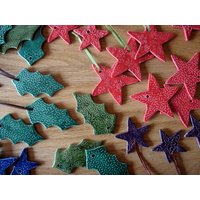 Handgefertigte Keramik Ornamente/Geschenkanhänger - Weihnachten Sterne, Stechpalme in Rot, Grün, Blau, Lila Handgefertigte Keramik Ornamente/Geschenkanhänger - Weihnachten Sterne, Stechpalme in Rot, Grün, Blau, Lila von playfularts