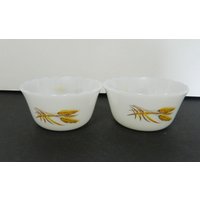 Fire King Custard Tassen/Schalen 6 Unzen Weizen Muster Lot Von Zwei Ausgebogten Tops von pluckylucky