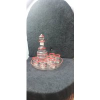 Entzückendes 1930Er Art Deco Dekanter Set Mit 6 Gläsern Eine Karaffe Und Ihre Originalen Stopfen Passendes Tablett von pobkinsemporium