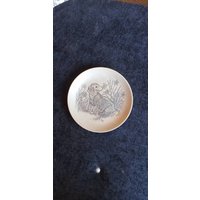 Poole Keramik Verspielt Welpe Sitzend Mit Narzissen Steingut Teller Von Barbara Linley Adams Entworfen von pobkinsemporium