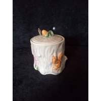 Vintage Crown Devon Eichhörnchen Und Eicheln Honigtopf Als Baumstumpf Mit Einem Entzückenden Roten Fingerhut von pobkinsemporium