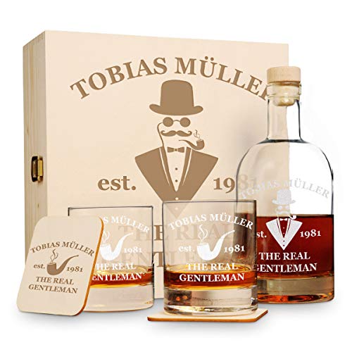 polar-effekt 6 TLG Geschenk-Set in Holzkiste mit Gravur - 2 Whiskygläser, 2 Untersetzer und Whisky-Karaffe in Geschenk-Box - Geschenkidee für Männer - Motiv a Gentleman von polar-effekt