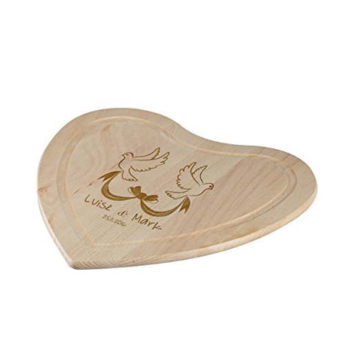 Schneidebrett Herz zur Hochzeit mit Gravur - Motiv Tauben mit Schleife - Personalisiert mit Namen und Datum - Frühstücksbrett 28 x 28 cm von polar-effekt
