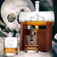Whisky-Set Gläser 320 Ml & Segelschiff Dekanter 1000 Mit Gravur - Ideal Als Geburtstagsgeschenk Mit Holzständer Und Zapfhahn von polareffekt