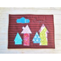 Gestepptes Tischset Gesticktes Haus & Wolke, Untersetzer Aus Baumwolle von poppyshome