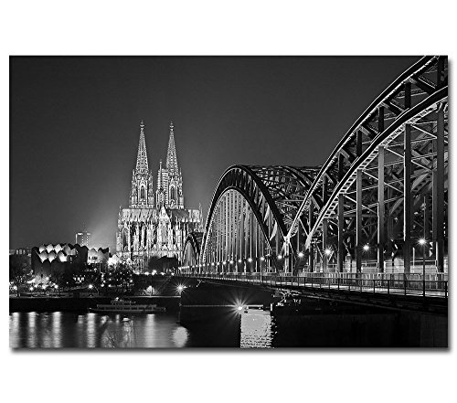 posterdeluxe Schwarz-Weiss-Poster - Köln bei Nacht #2 - Kölner Dom Skyline Hohenzollernbrücke von posterdeluxe