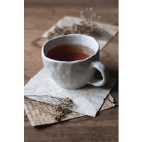 Handgemachte Minimale Gepresste Keramik, Rustikale Keramiktasse Für Kaffee Oder Tee Mit Henkel Und Weißer Matter Glasur von potterybyrue