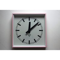 Vintage Metall Industrie-Wanduhr Aus Den 70Er/80Er Jahren Hergestellt in Der Tschechoslowakei, Überholte Aa-Batterie, Rosa Matte Beschichtung Vintage Metall Industrie-Wanduhr Aus Den 70Er/80Er Jahren Hergestellt in Der Tschechoslowakei, Überholte Aa-Batterie, Rosa Matte Beschichtung von prehistoricgames