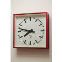Vintage Metall Industrie Wanduhr Aus Den 70Er/80Er Jahren Made in Czechoslovakia, Aufgearbeitete Aa Batterie, Rot Matte Beschichtung Vintage Metall Industrie Wanduhr Aus Den 70Er/80Er Jahren Made in Czechoslovakia, Aufgearbeitete Aa Batterie, Rot Matte Beschichtung von prehistoricgames