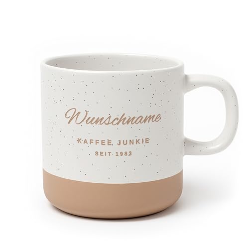 printplanet® Gravierte Keramik Tasse mit dem Layout „Kaffee Junkie“ – mit Namen oder Wunschtext – Weiß-Braun – 360 ml – personalisiert – spülmaschinenfest – Geschenkidee von printplanet