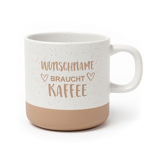 printplanet® Gravierte Keramik Tasse mit dem Layout „Mami Braucht Kaffee“ – Weiß-Braun – 360 ml – spülmaschinenfest – Geschenkidee von printplanet