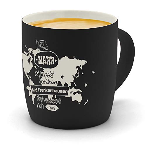 printplanet - Kaffeebecher mit Ort/Stadt Bad Frankenhausen graviert - SoftTouch Tasse mit Gravur Design Keine Mann ist Perfekt, aber... - Matt-gummierte Oberfläche - Farbe Schwarz von printplanet