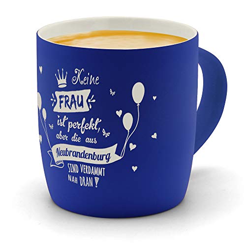 printplanet - Kaffeebecher mit Ort/Stadt Neubrandenburg graviert - SoftTouch Tasse mit Gravur Design Keine Frau ist Perfekt, aber... - Matt-gummierte Oberfläche - Farbe Blau von printplanet