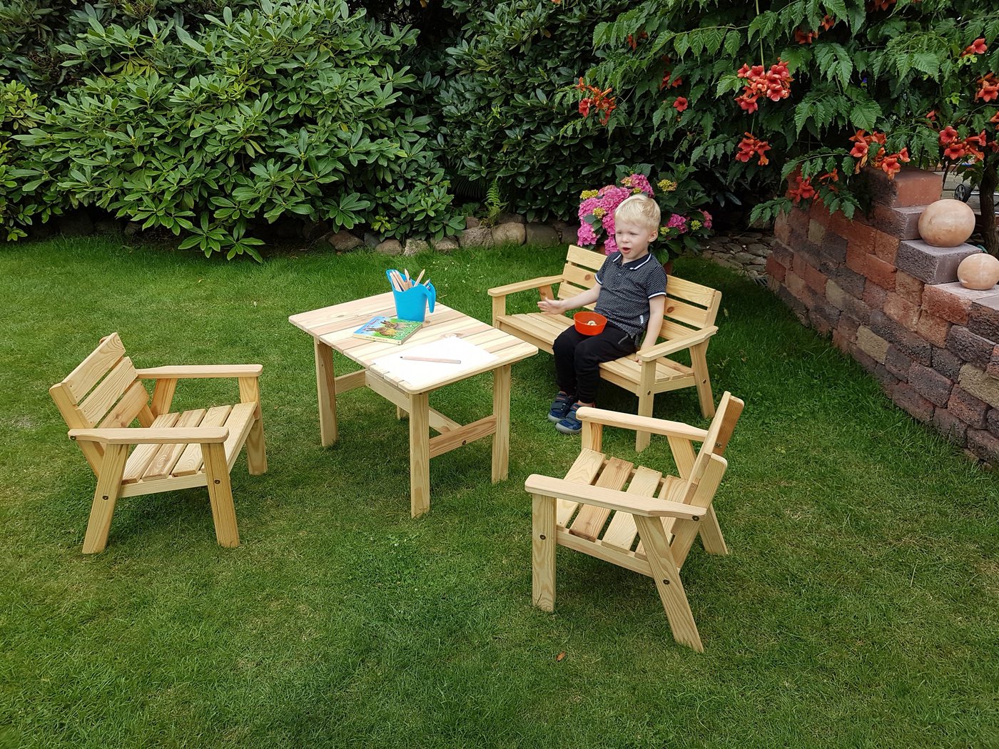 promadino Garten-Kindersitzgruppe Fehmarn, (4-tlg), aus Kiefernholz, 1 Bank, 1 Tisch, 2 Stühle von promadino