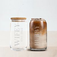 Wifey Eiskaffee Tasse Brautparty Geschenk, Hubby Wifey Personalisiertes Paar Glas Kaffeebecher Jahrestag Geschenk Für Ehemann Frau, Bierglas Dose von promenadefield