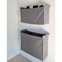 Hängender Wand Organizer Wasserdichter Aufbewahrungskorb Aus Segeltuch Mit Holzhaken Hängender Wand Organizer Wasserdichter Aufbewahrungskorb Aus Segeltuch Mit Holzhaken von pumpurHome