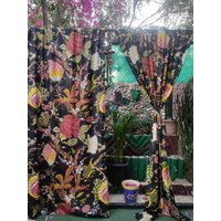 Schwarzer Vintage Blumen Vorhang, Set Aus Zwei Paneelen, Boho Vorhänge, Mit Passenden Raffhaltern. Kann An Verdunkelungsvorhänge Angepasst Werden Schwarzer Vintage Blumen Vorhang, Set Aus Zwei Paneelen, Boho Vorhänge, Mit Passenden Raffhaltern. Kann An Verdunkelungsvorhänge Angepasst Werden von pureprintjpr