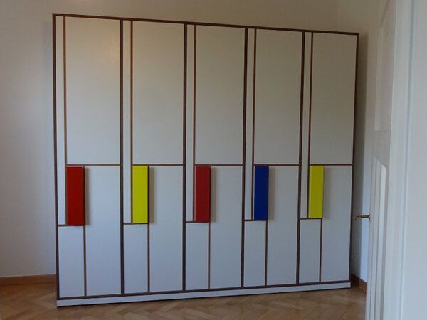 purista Schrank Piet mit bunten Griffen von purista