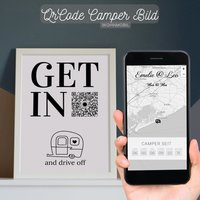 Personalisiertes Camping Bild | Get in & Drive Off Motiv Wohnanhänger von qrcodegalerie