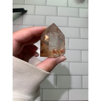 Hochwertiger Polierter Amphibolquarzturm Mit Flauschigen Pfirsich Candy Floss Amphibole Einschlüssen von quartzetc