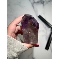 Juicy Teilpolierte Bahia Clear Quartz Und Amethyst Wurzel Mit Schichtigen Phantomen Schwarzen Hollandit Einschlüssen 2 von quartzetc