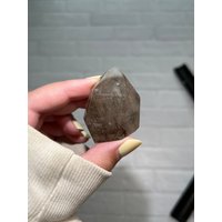 Rutilquarz Polierter Turm Mit Feinmessing Silber Rutil Einschlüssen von quartzetc