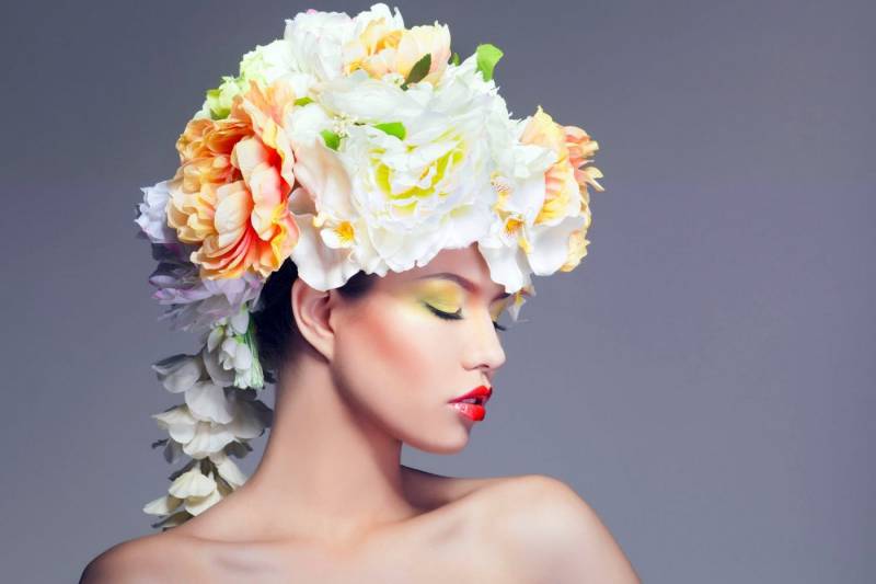 queence Acrylglasbild Frau mit Blumenhut, Bilder von Frauen, Blumen, Fashion, Frau, Kunst, Fine Art-Print in Galeriequalität von queence