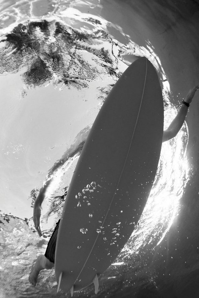 queence Acrylglasbild Surfer im Meer, Kunst, Schwarz-Weiß, Sport, Unterwasserwelt, Fine Art-Print in Galeriequalität von queence