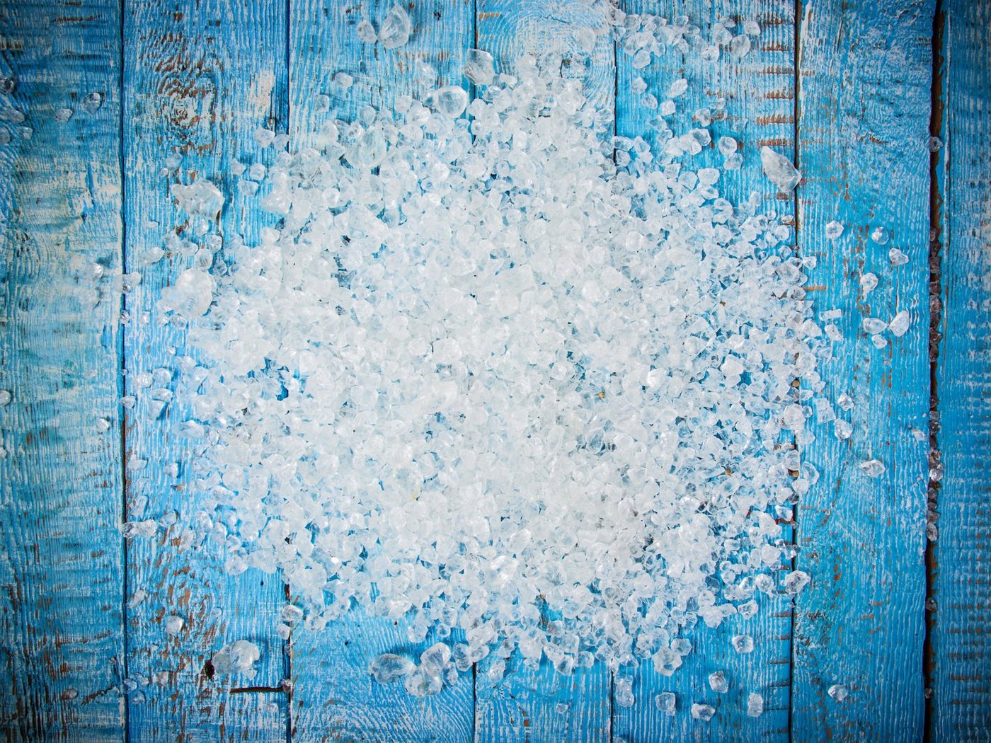 queence Küchenrückwand Grobes Salz auf Holz - Blau - Spritzschutz Wandschutz für Herd & Spüle, (1-tlg), 60x40x0,3 cm - Hitzebeständig - Herdspritzschutz - Alu-Dibond von queence