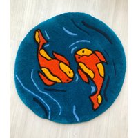 Koi Fisch Teppich Custom Design Gemusterte Handarbeit Spezielles Mehrzweckteppich, Badezimmer, Kinder Matte von rabbytufty