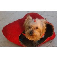 Handgefertigtes Katzenbett, Rotes Filz-Katzenbett, Herzhöhle, Faser-Kunstskulptur Handgefertigtes Katzenbett, Rotes Filz-Katzenbett, Herzhöhle, Faser-Kunstskulptur von radugafelt