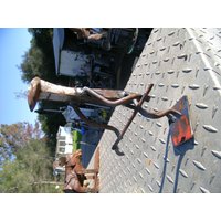 Eisenbahn Spike Kerl Bremst Einen Golfschläger Übers Knie Eisenbahn Spike Kerl Bremst Einen Golfschläger Übers Knie von ralphpossa1