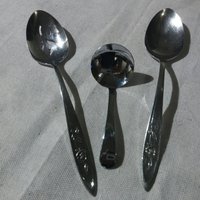 Zwei Oneida Rose Servierlöffel Und 1 Made in England Mini Schöpflöffel von rarenomore