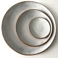Keramik Teller Set. Auf Bestellung. Hand-Gebautes Steinzeug-Keramik-Essgeschirr. Mix & Match Geschirr. Weiße Waschmatte Glasur von redbarnpottery
