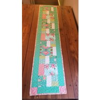 Handgemachter Und Gequilteter Tischläufer Mit Weihnachtssternen in Hellgrün, Petrol, Pink Retro Hirsch Motiven von redbrickquilting