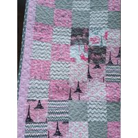 Schöne Baby Quilt Stückt Mit Stoff Paris Fahrrad Polka Dots in Grau Und Rosa von redbrickquilting