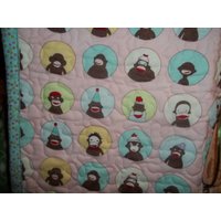 Wunderschönes 3 Teiliges Set Handgemachter Sock Monkey Quilt, Doppel Flanelldecke, Und Kissenbezug Mit By Moda Wunderschönes 3 Teiliges Set Handgemachter Sock Monkey Quilt, Doppel Flanelldecke, Und Kissenbezug Mit By Moda von redbrickquilting