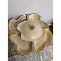 6-Teiliges Beige Und Goldenes Keramik-Chip - Dip-Set Aus Der Mitte Des Jahrhunderts 6-Teiliges Beige Und Goldenes Keramik-Chip - Dip-Set Aus Der Mitte Des Jahrhunderts von rediscoverd
