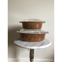 Paar Vintage Braun Und Gold Americana Pyrex Auflaufformen von rediscoverd