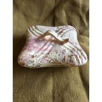 Rosa, Weiß Und Goldfarbene Mid-Century Keramik Schale Mit Deckel von rediscoverd