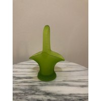 Süßes Kleines Gefrostetes Grünes Glaskörbchen Perfekt Für Den Cottage-Chic von rediscoverd