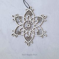 Große 13 cm Große Schneeflocke Aus Holz, Design 1 in Weiss von redmaplerun