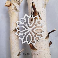 Große 13 cm Große Schneeflocken Ornamente Aus Holz - Design 3 von redmaplerun