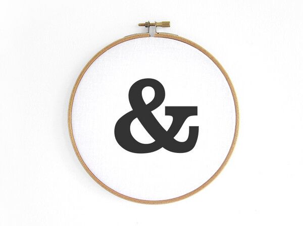 renna deluxe Ampersand im Stickrahmen von renna deluxe